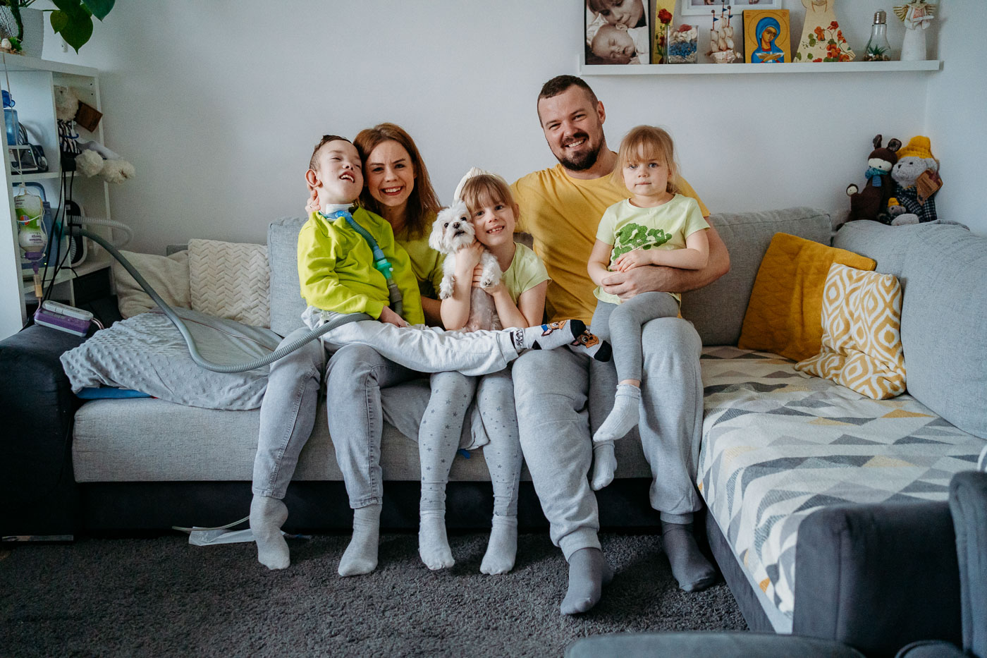 Rodzinny portret, rodzice z dziećmi i psem na sesji zdjęciowej w stylu lifestyle w Łodzi
