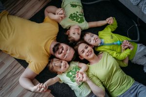 Rodzice z dziećmi na rodzinnej sesji lifestyle w Łodzi